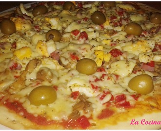 Pizza de jamón, champiñones y huevo