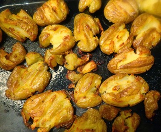 Geroosterde geplette aardappeltjes uit de oven