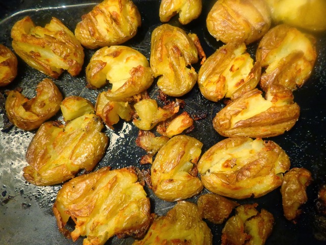 Geroosterde geplette aardappeltjes uit de oven