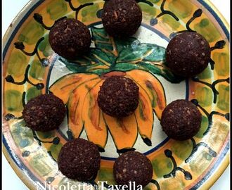 Truffels met cacao, dadels en pecannoten