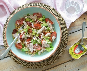 Salade met tonijn, kikkererwten en avocado