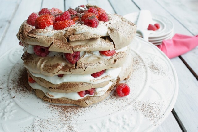 Chocolade meringue taart met aardbeien en frambozen