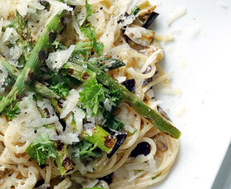 Vega: Romige spaghetti met aubergine, groene asperges, parmezaanse kaas, peterselie en limoen