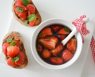 Crostini met gemarineerde aardbeien