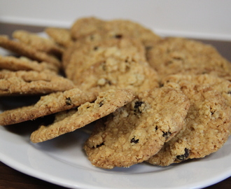 Crispy oat and raisin cookies