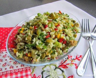 Tavuklu pirinç salatası (Turkse rijstsalade met kip, rauwkost en groene kruiden)