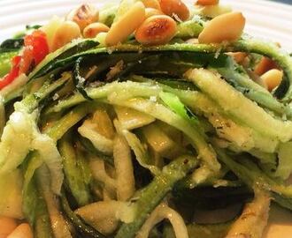 RECEPT | Zucchetti met pit – salade van rauwe courgette