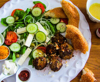 Arabische lamsburgers met spinaziesalade