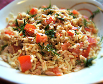 Sałatka z ryżem, tuńczykiem i pomidorem - bez majonezu