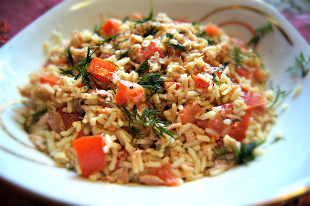 Sałatka z ryżem, tuńczykiem i pomidorem - bez majonezu