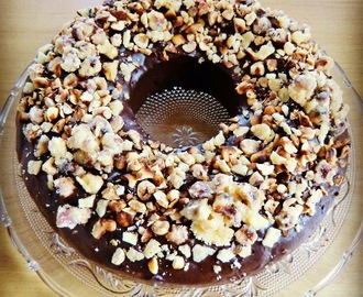 Gâteau couronne avec glaçage aux deux chocolats et noisettes caramélisées