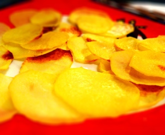 Domowe chipsy ziemniaczane „light” i „normalne”