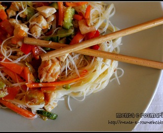 Dalla Cina con furore: spaghetti di riso saltati con verdure miste e pollo speziato