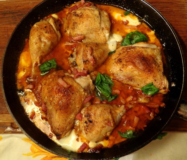 Kip uit de oven met tomaten, mozzarella, pancetta, ansjovis en gedroogde peper