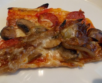 Pizza (hiivaton pohja): chorizo, herkkusieni, pepperoni chili ja karamellisoitu sipuli