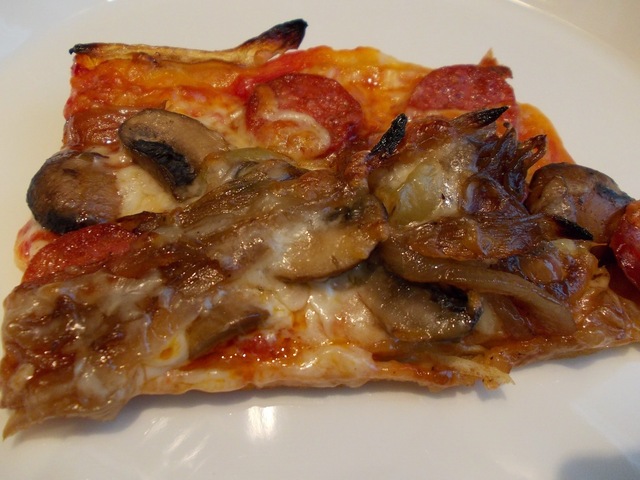Pizza (hiivaton pohja): chorizo, herkkusieni, pepperoni chili ja karamellisoitu sipuli