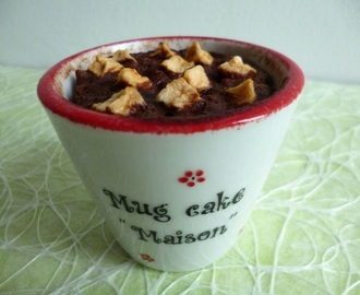 mug cake brownie hyperprotéiné chocolat avec éclats de noisettes et cubes de pommes (sans sucre, ni beurre, ni jaunes d'oeufs)