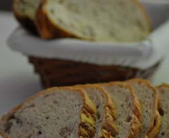 Brood met blauwe kaas, walnoten, spekjes en salie