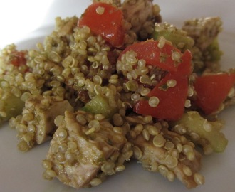 Salade de quinoa à la volaille et aux crudités.