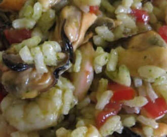Insalata di riso con pomodoro, basilico e frutti di mare