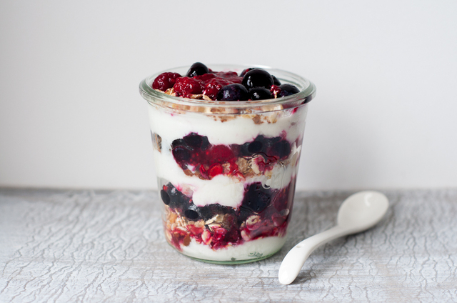 Gezond ontbijtje: Parfait van Griekse yoghurt met muesli en rood fruit