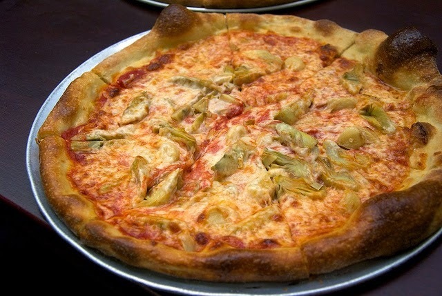 Recette de pizza aux coeurs d'artichauts, anchois et mozzarella (Italie)