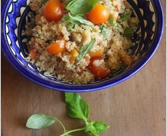 Kvinoa fresca -salaatti ja mitä EI tehdä kameralla keittiössä.....