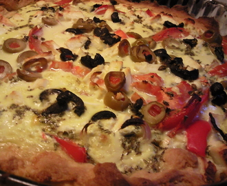 Paj med tomat, fetaost och oliver