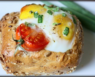 Jajka pieczone w bułeczce  z szynką i gorgonzolą