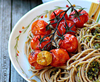 Spaghetti di kamut con pesto di salvia ananas e pistacchi con pomodorini al forno