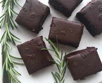 No bake chocolade brownie met rozemarijn (healthy!)