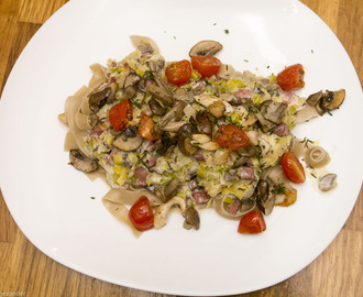 Romige pasta met prei, champignons en spekjes
