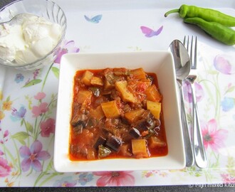 Patatesli patlıcan oturtması (Turks stoofgerecht met aubergine, aardappel en tomaat)