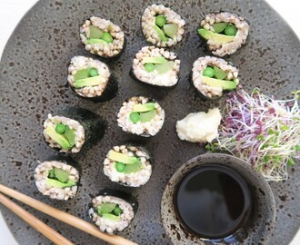 Groene groente sushi met gegrilde asperges