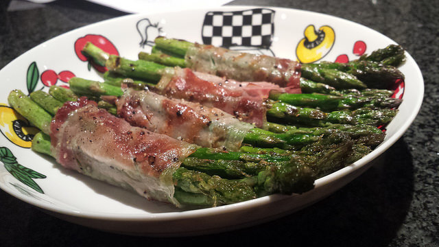 RECEPT | Gegrilde groene asperge tips met ham