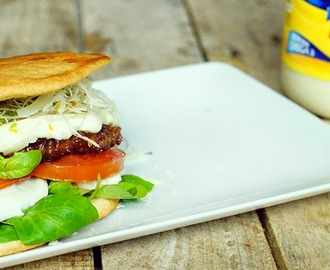 Foodbloggers burgercontest: Broodje hamburger met Hellmann's, tomaat, mozzarella, pesto, alfalfa en veldsla