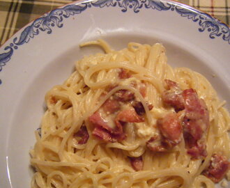 Spaghetti med bacon och äggsås