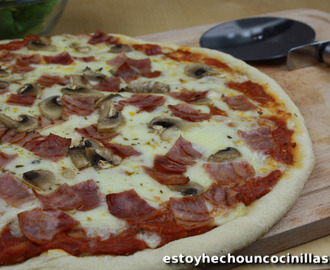 Recette de pizza au thon, jambon et champignons avec extra de fromage