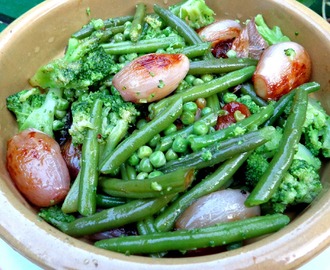 Warme groene groenten met sjalotten in honing-allspice dressing