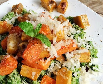 Vega: Spinazie-groene couscous met pompoen, zoete aardappel, munt, abrikozen & parmezaanse kaas