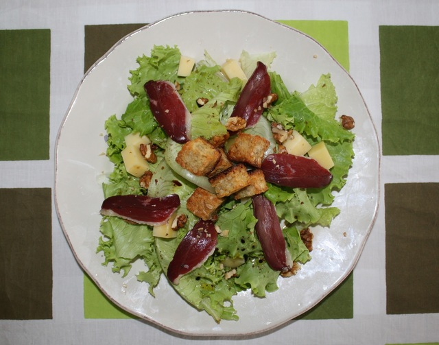 Salade composée, magret de canard, comté et croûtons