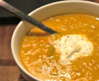 Soupe épicée de patates douces, carottes et céleri et lait de coco