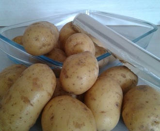 Gepofte aardappels met knoflooksaus