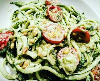 WRAAUW FOOD: So Easy Cucumbernoodles with a Vegan Basil Cream, Tomatoes and Pine Nuts! #nomnom #roomsausjeskunnenookraw
