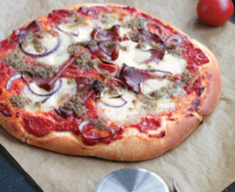 Pizza med salami och pesto