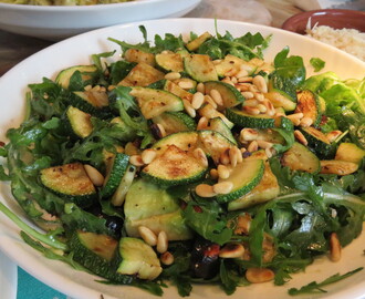 RECEPT | Rucola salade met courgette en zontomaat