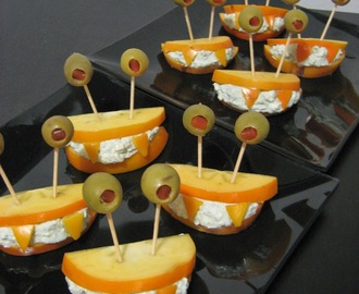 Halloweenin sinihomejuusto-persimonsuut ja appelsiineista tarjoiltavat smoothiet