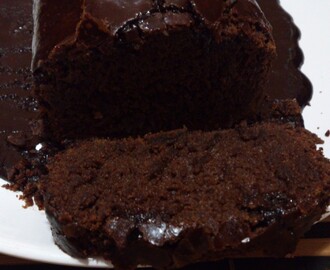 Popcakes de chocolate com recheio de ganache de chocolate e bolo  com cobertura de chocolate