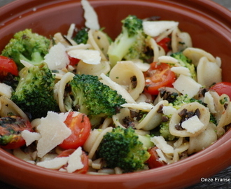 Snelle simpele pasta met broccoli, olijven, anjovis, verse basilicum en kerstomaatjes