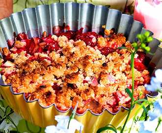 Smulpaj med rabarber och jordgubbar | Köket.se